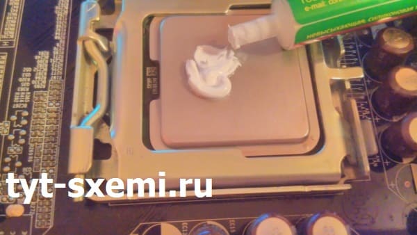 nanesenie termopasty na processor